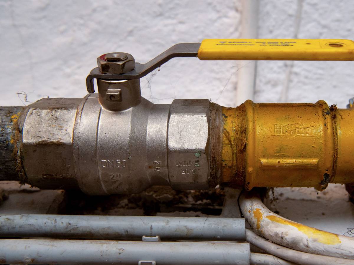 Eine Gasleitung ist im Keller von einem Mehrfamilienhaus zu sehen. Energiemarktexperten halten es für möglich, dass die Liefermengen von russischem Erdgas nach Deutschland allein schon wegen des neuen Quartals zum 1. April deutlich zurückgehen. +++ dpa-Bildfunk +++