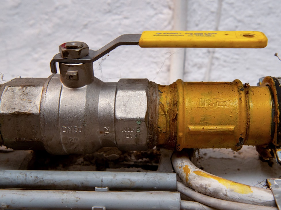 Eine Gasleitung ist im Keller von einem Mehrfamilienhaus zu sehen. Energiemarktexperten halten es für möglich, dass die Liefermengen von russischem Erdgas nach Deutschland allein schon wegen des neuen Quartals zum 1. April deutlich zurückgehen. +++ dpa-Bildfunk +++