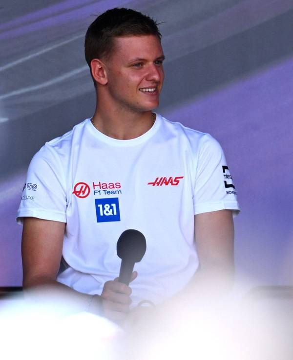 Mick Schumacher bei einem Presse-Termin der Formel 1auf der Bühne