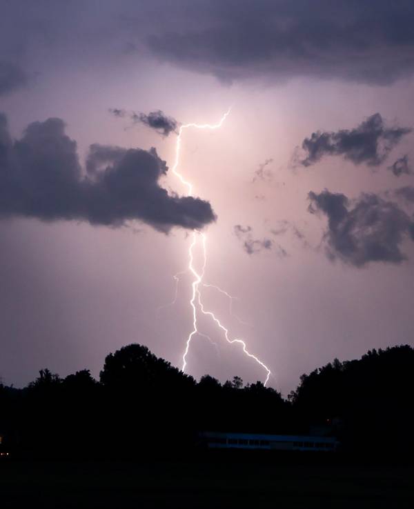 In NRW ist eine Frau am 9. April 2022 vom Blitz getroffen worden. Für sie kam jede Hilfe zu spät. Unser Archivbild zeigt ein Gewitter im Jahr 2021.
