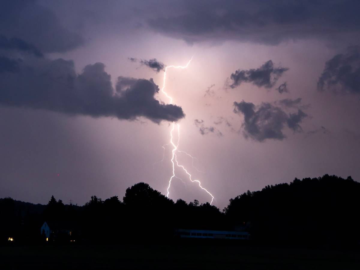 In NRW ist eine Frau am 9. April 2022 vom Blitz getroffen worden. Für sie kam jede Hilfe zu spät. Unser Archivbild zeigt ein Gewitter im Jahr 2021.