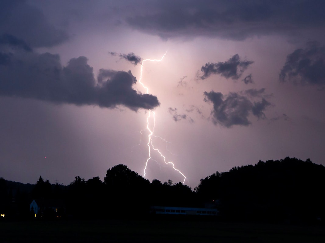 In NRW ist eine Frau am 9. April 2022 vom Blitz getroffen worden. Für sie kam jede Hilfe zu spät. Unser Archivbild zeigt ein Gewitter im Jahr 2021.