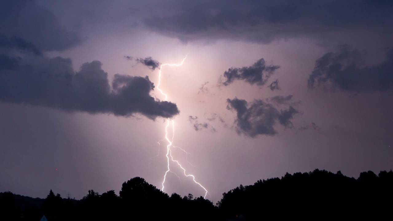 In NRW ist eine Frau am 9. April 2022 vom Blitz getroffen worden. Für sie kam jede Hilfe zu spät. Unser Archivbild zeigt ein Gewitter im Jahr 2021.