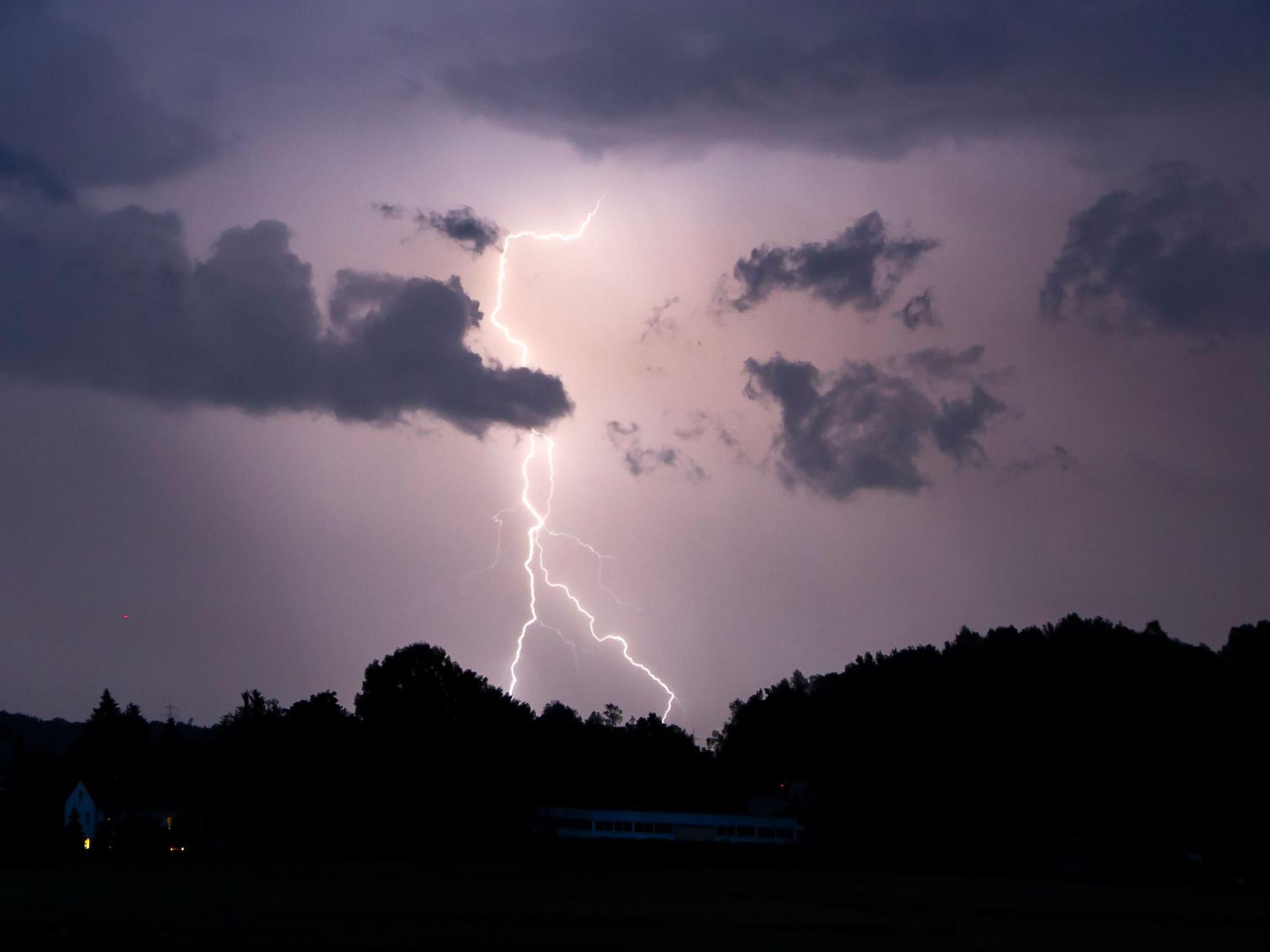 In NRW ist eine Frau am 9. April 2022 vom Blitz getroffen worden. Für sie kam jede Hilfe zu spät. Unser Archivbild zeigt ein Gewitter im Jahr 2021.