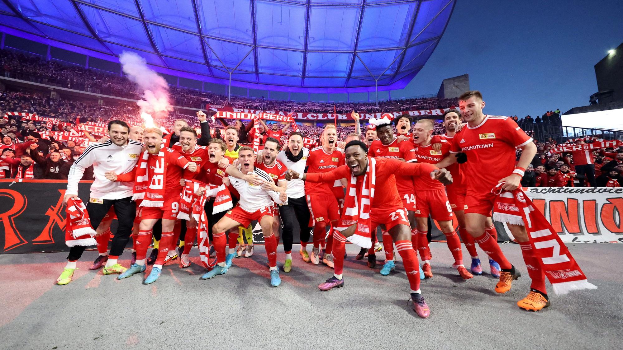 Die Spieler von Union Berlin bejubeln den 4:1-Sieg bei Hertha BSC mit den eigenen Fans