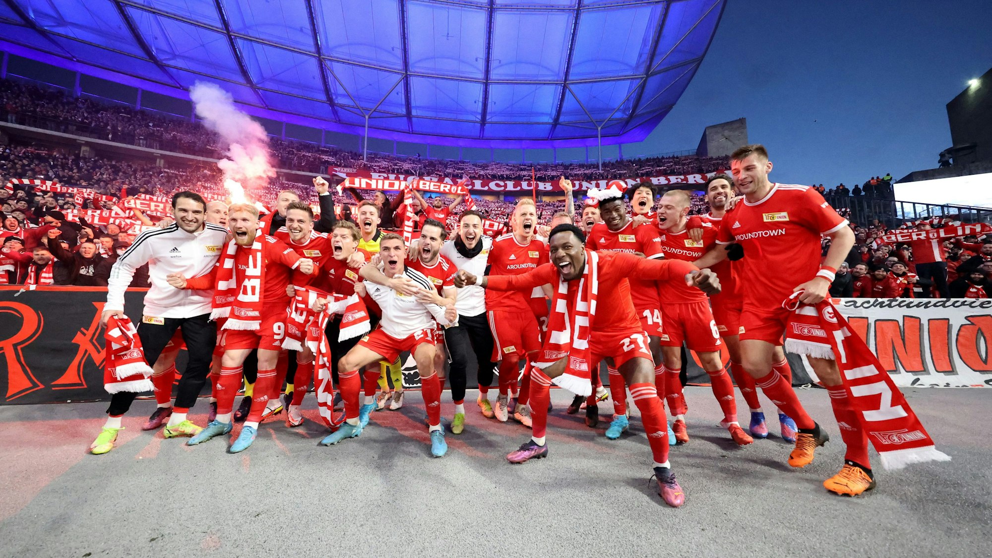 Die Spieler von Union Berlin bejubeln den 4:1-Sieg bei Hertha BSC mit den eigenen Fans