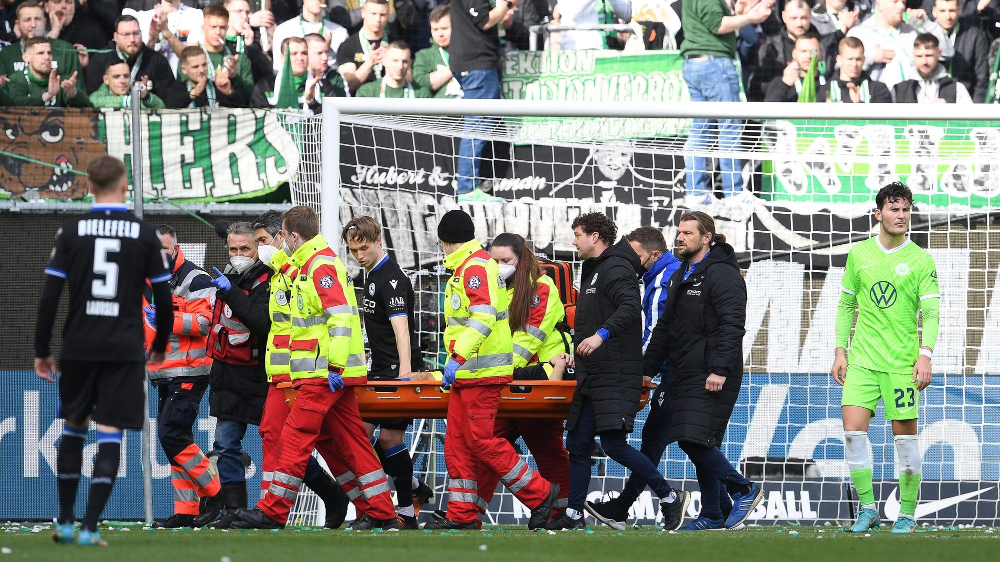 Cedric Brunner wird während des Bundesliga-Spiels VfL Wolfsburg gegen Arminia Bielefeld vom Platz getragen