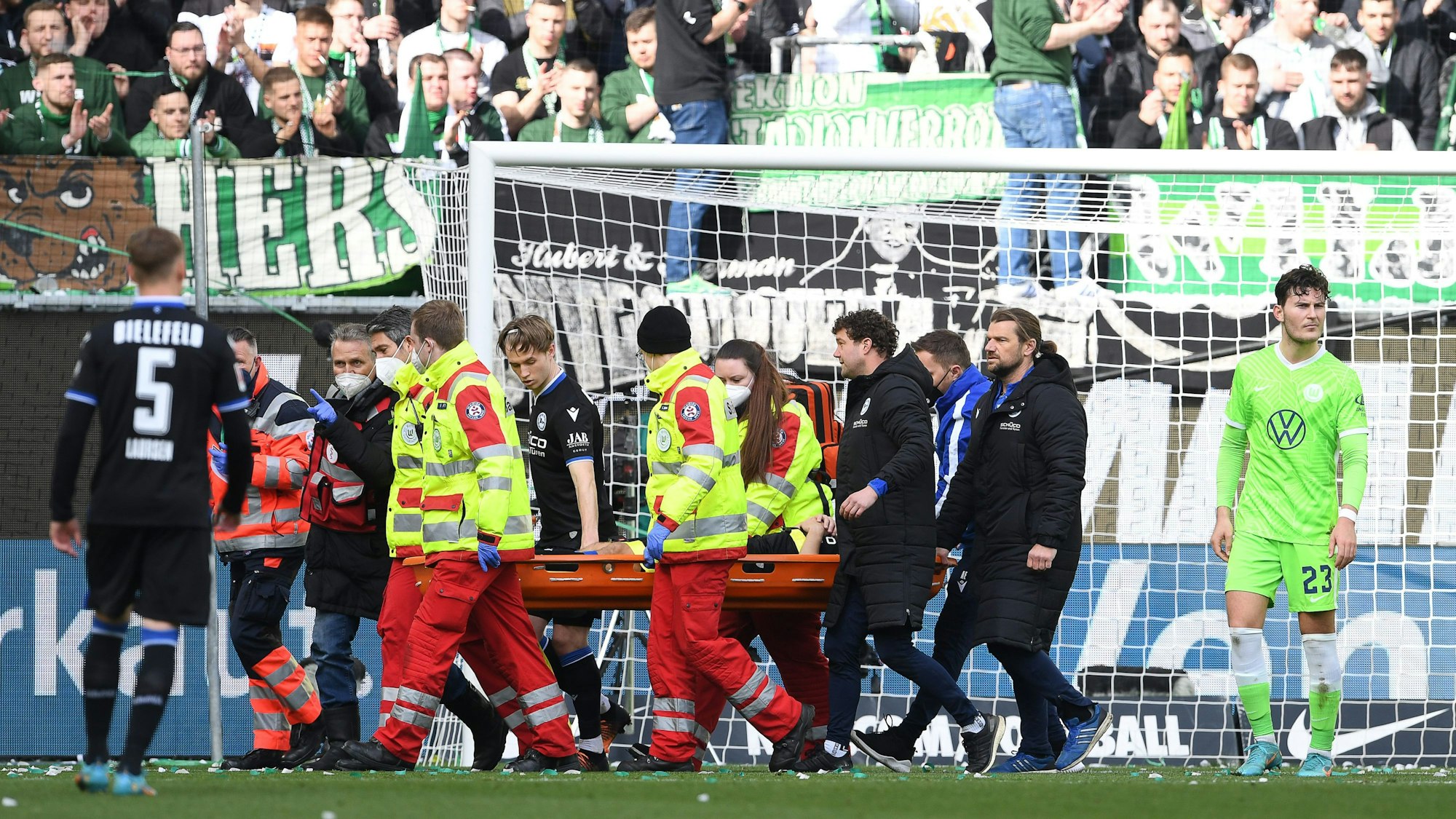Cedric Brunner wird während des Bundesliga-Spiels VfL Wolfsburg gegen Arminia Bielefeld vom Platz getragen