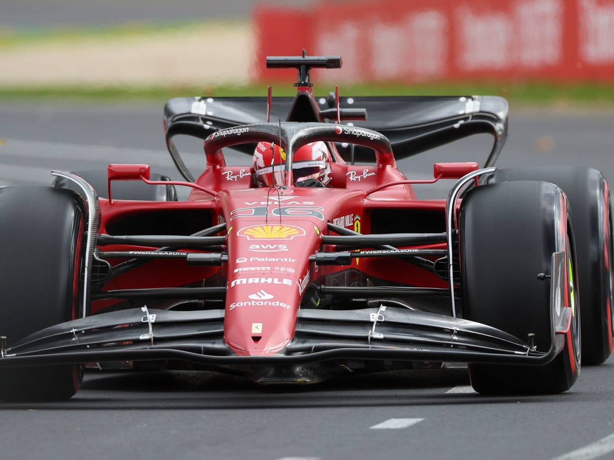 Formel-1-Pilot Charles Leclerc in seinem Ferrari beim Training für den GP von Australien im April 2022.