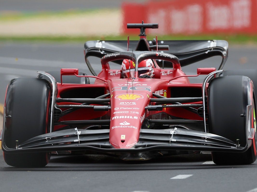 Formel-1-Pilot Charles Leclerc in seinem Ferrari beim Training für den GP von Australien im April 2022.