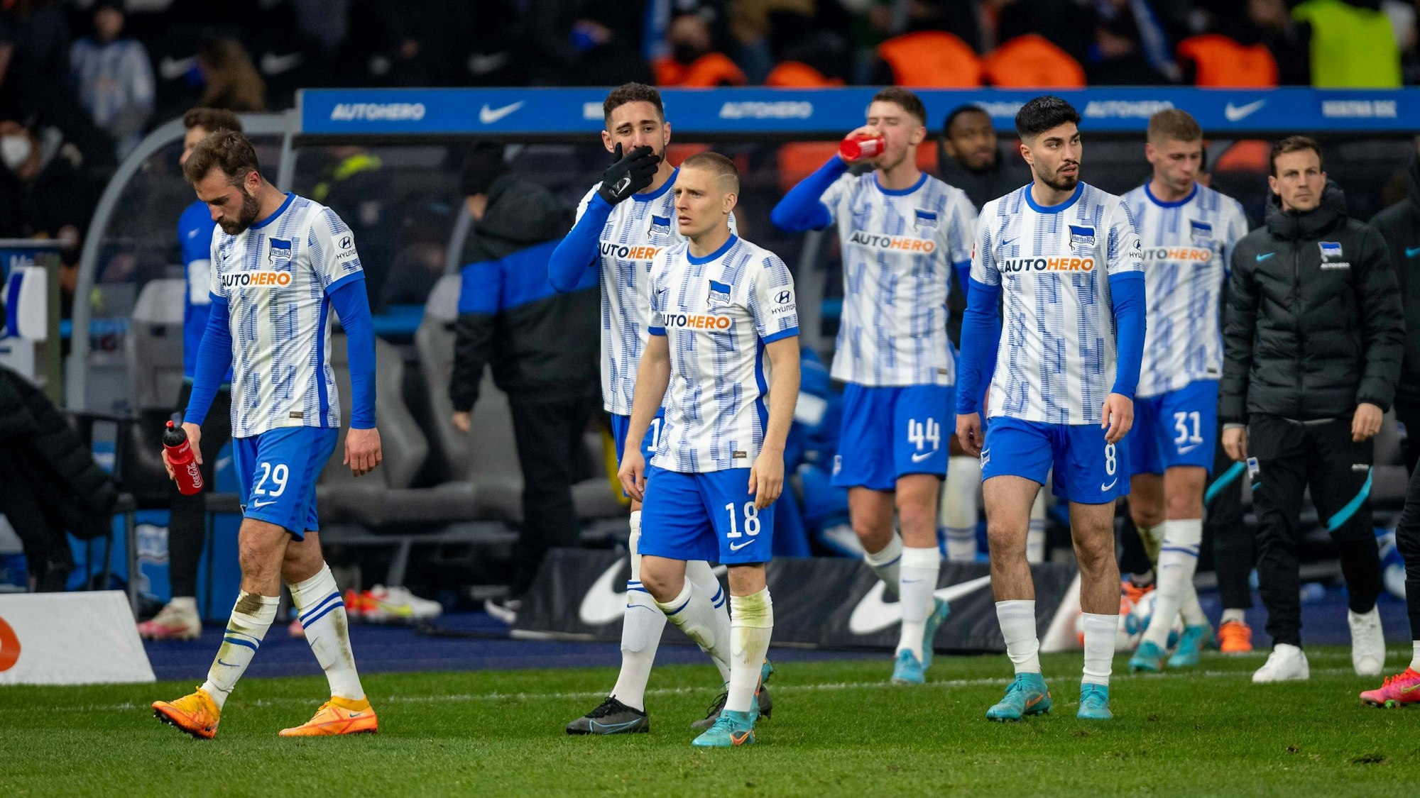 Die Spieler von Hertha BSC gehen enttäuscht vom Platz