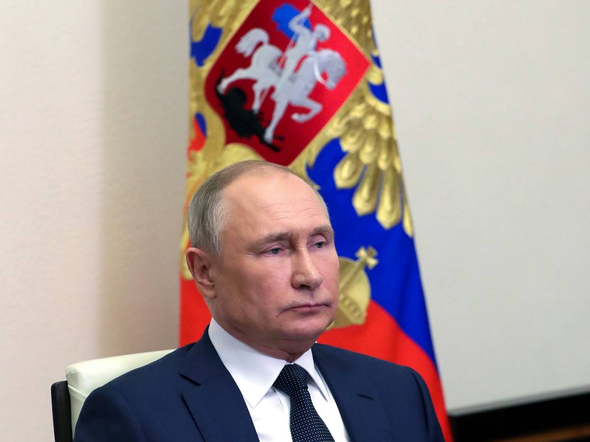 Das von der staatlichen russischen Nachrichtenagentur Sputnik via AP veröffentlichte Poolfoto zeigt Wladimir Putin, Präsident von Russland, der in seiner Residenz Nowo-Ogarjowo außerhalb von Moskau an einer Sitzung des Sicherheitsrates teilnimmt.