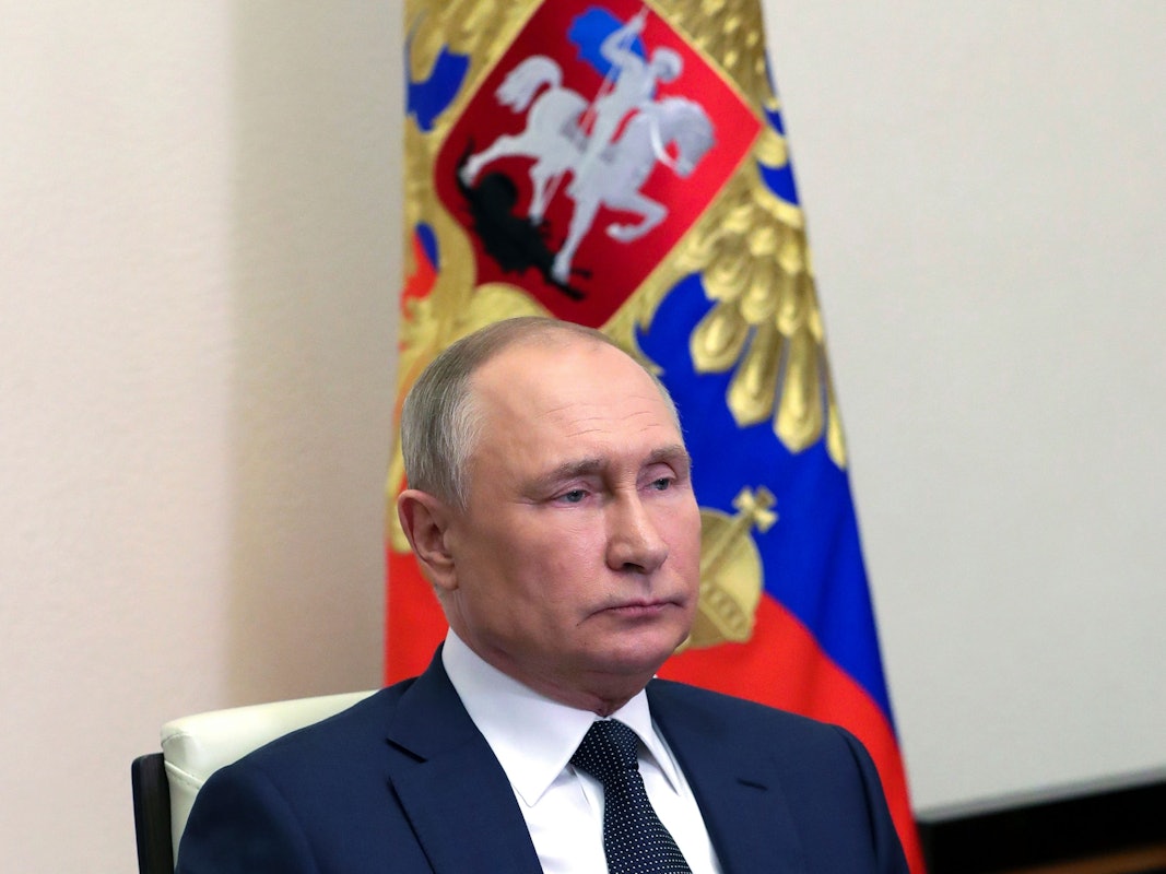 Das von der staatlichen russischen Nachrichtenagentur Sputnik via AP veröffentlichte Poolfoto zeigt Wladimir Putin, Präsident von Russland, der in seiner Residenz Nowo-Ogarjowo außerhalb von Moskau an einer Sitzung des Sicherheitsrates teilnimmt.