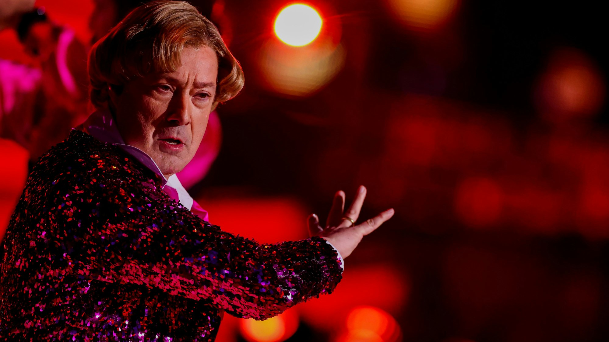 Joachim Llambi als Schlagerstar: Der Jury-Boss von Let's Dance trat in schrill-glitzerndem 70er-Jahre-Hosenanzug-Fummel auf.