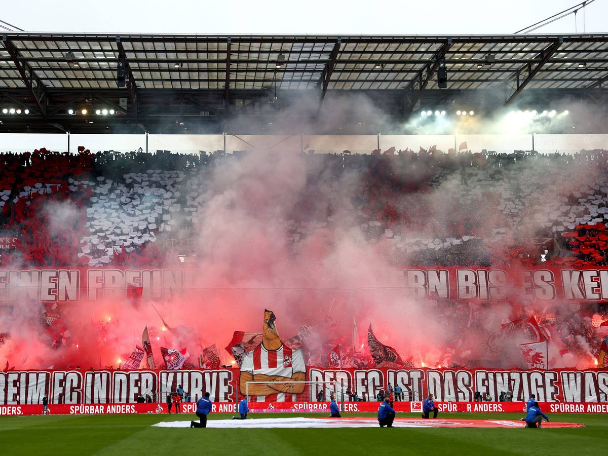 Die Ultras des 1. FC Köln zeigen gegen Mainz 05 eine Choreo.