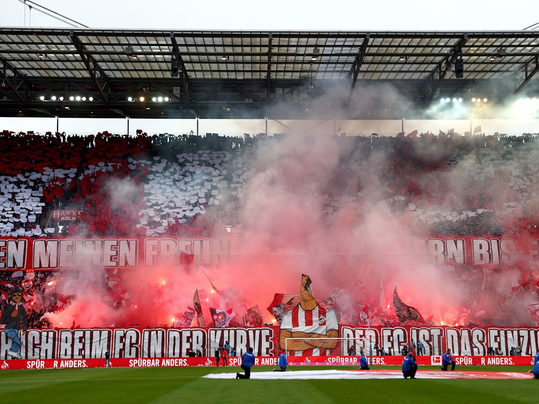 Die Ultras des 1. FC Köln zeigen gegen Mainz 05 eine Choreo.