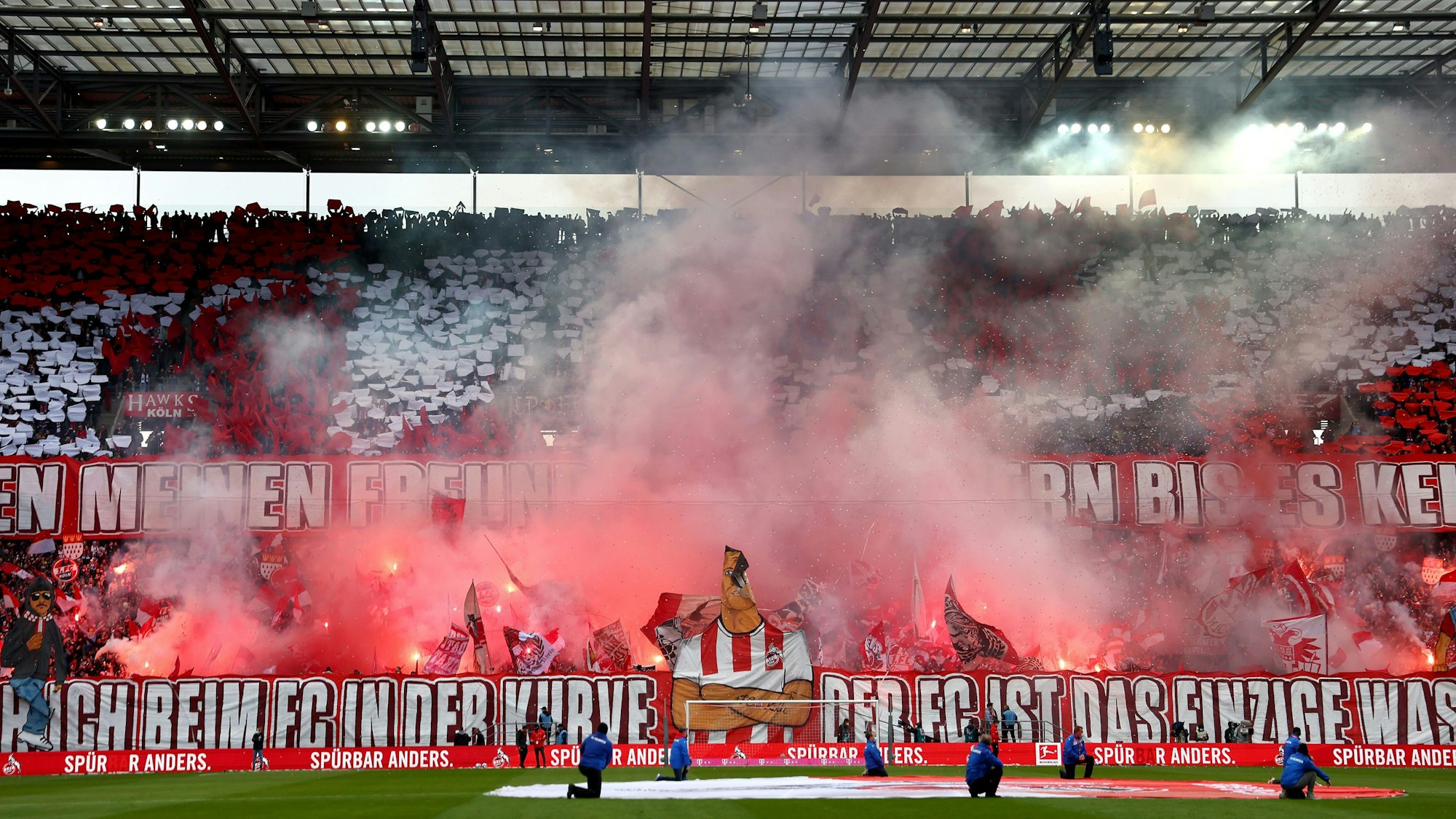 Die Ultras des 1. FC Köln zeigen gegen Mainz 05 eine Choreo.