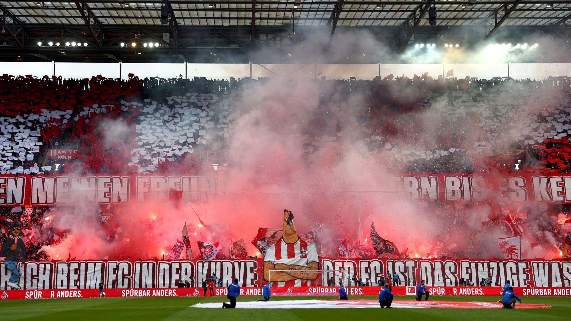 Die Ultras des 1. FC Köln zeigen gegen Mainz 05 eine Choreo.