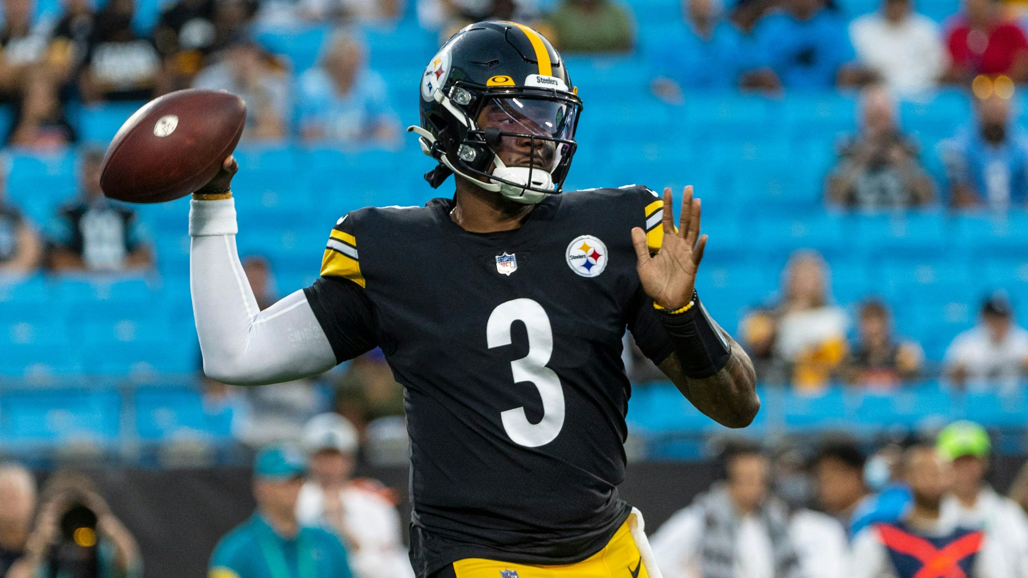 Dwayne Haskins vor einem Pass mit dem Ball in der Hand.