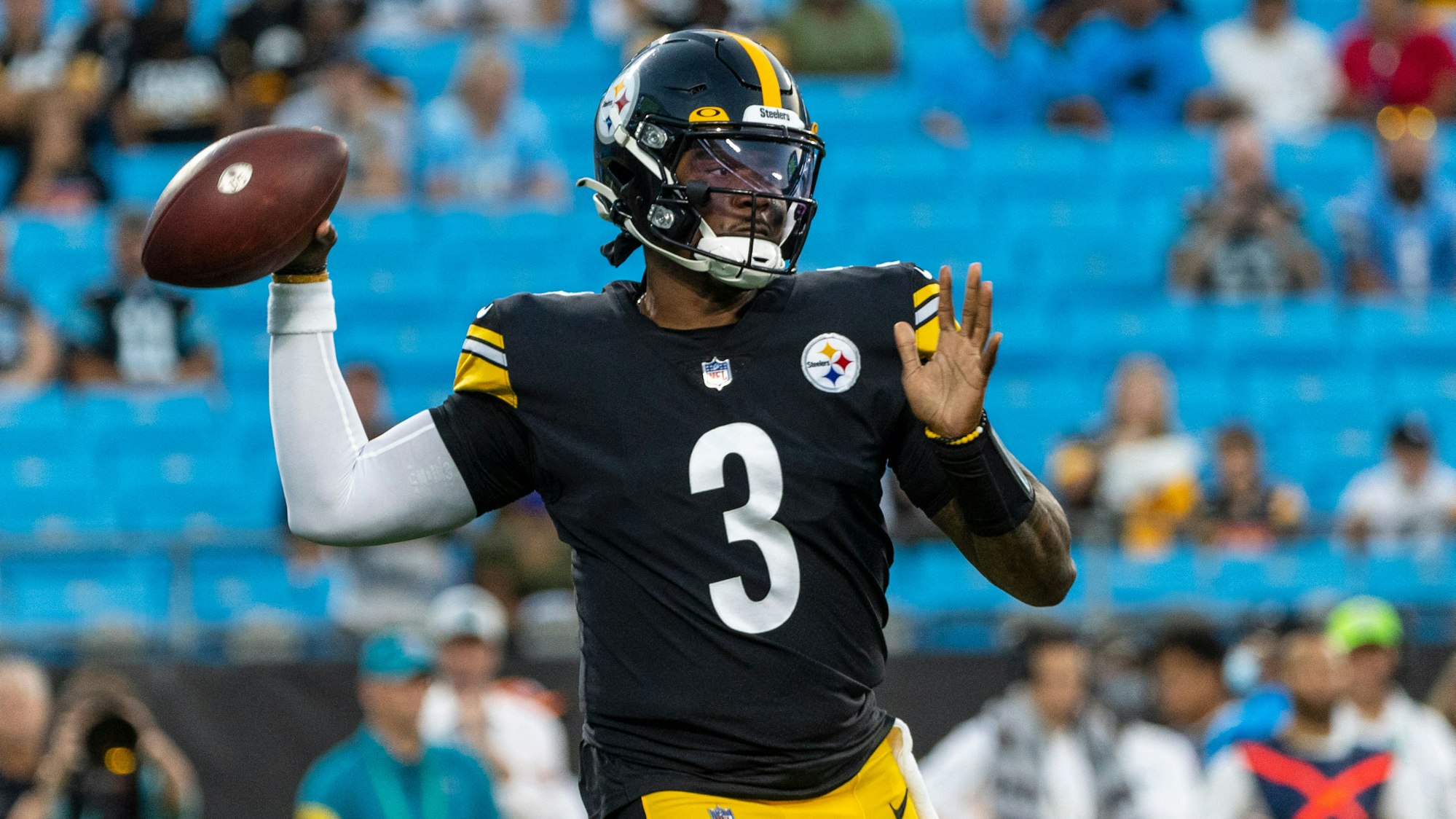 Dwayne Haskins vor einem Pass mit dem Ball in der Hand.