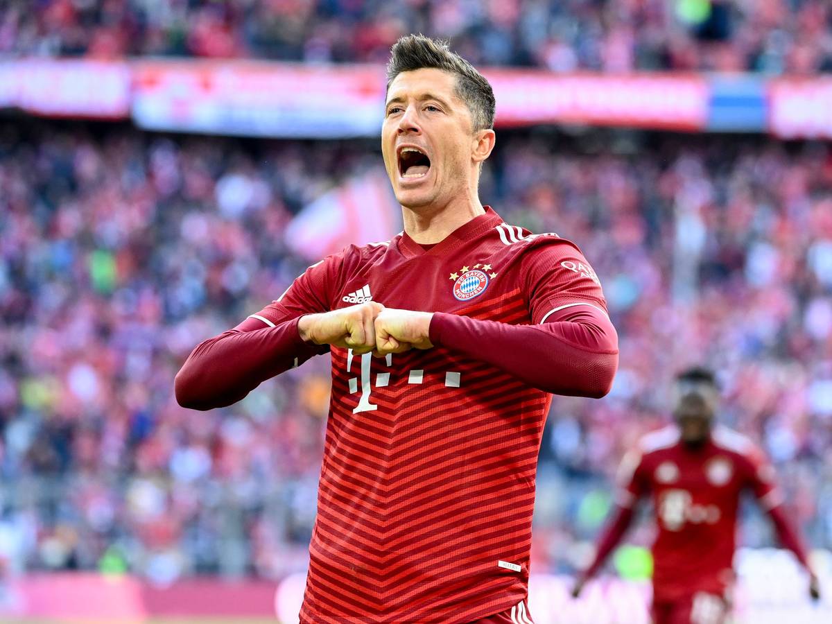 Bayern Münchens Robert Lewandowski jubelt über seinen Treffer zum 1:0 gegen den FC Augsburg