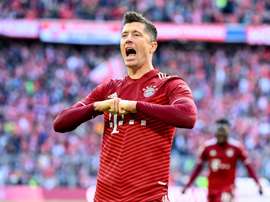 Bayern Münchens Robert Lewandowski jubelt über seinen Treffer zum 1:0 gegen den FC Augsburg