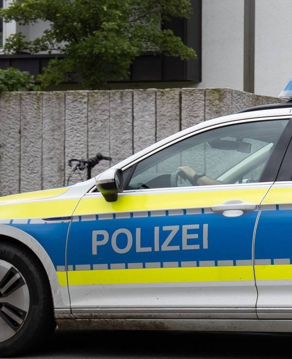 Ein Polizeiwagen steht auf der Straße.