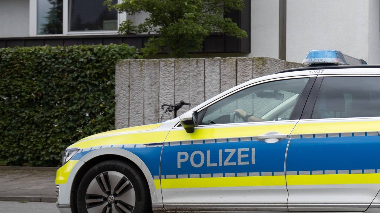 Ein Polizeiwagen steht auf der Straße.
