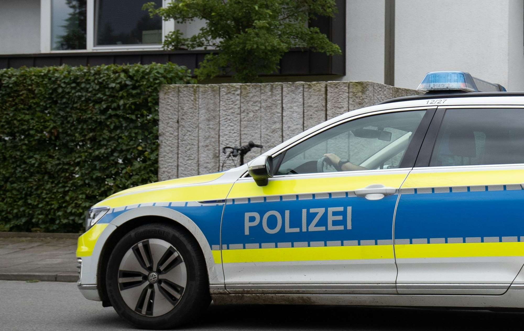 Ein Polizeiwagen steht auf der Straße.