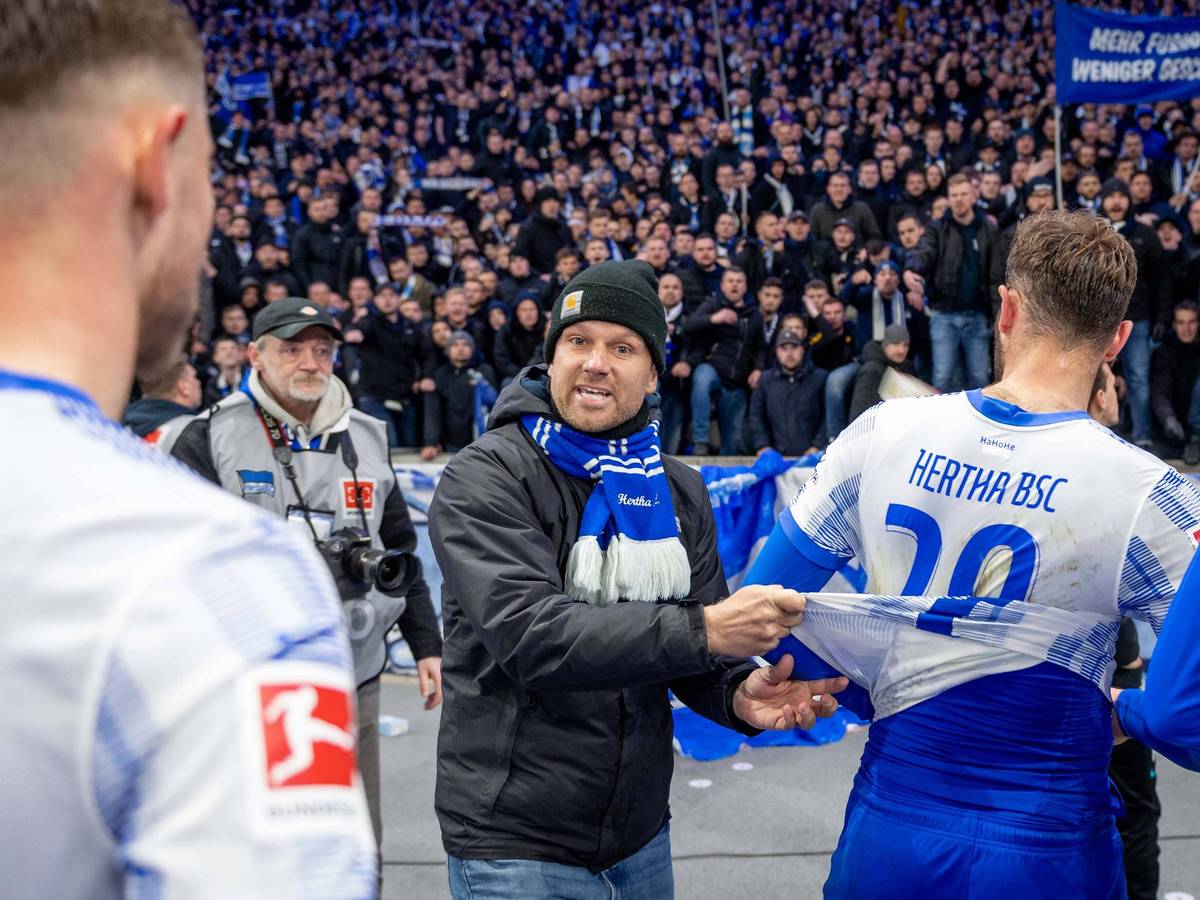 Die Fans von Hertha BSC verlangen, dass die Spieler symbolisch ihre Trikots ausziehen.