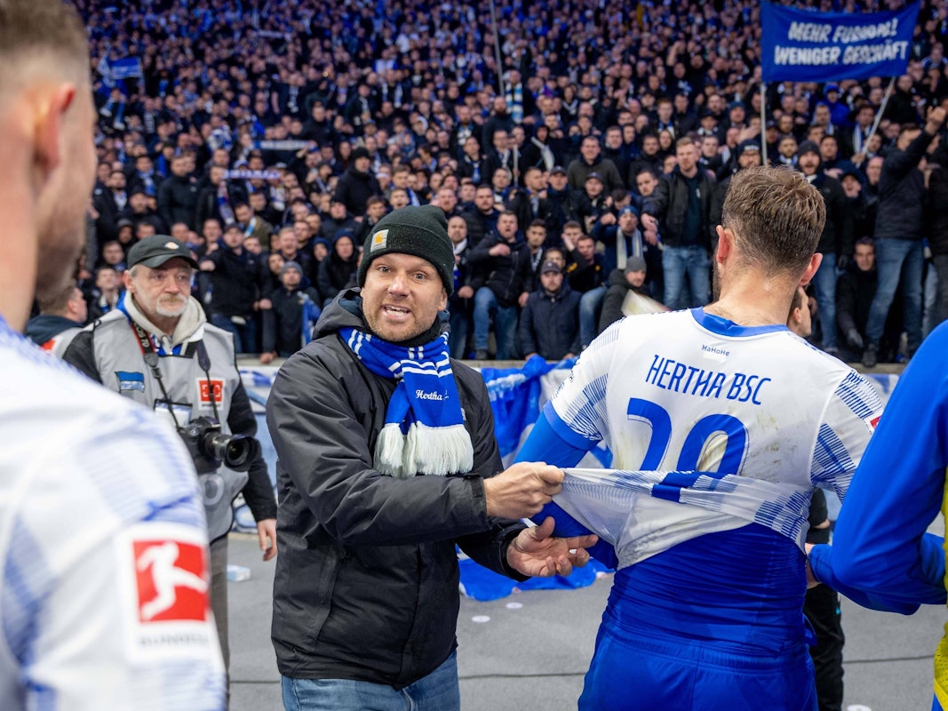 Die Fans von Hertha BSC verlangen, dass die Spieler symbolisch ihre Trikots ausziehen.