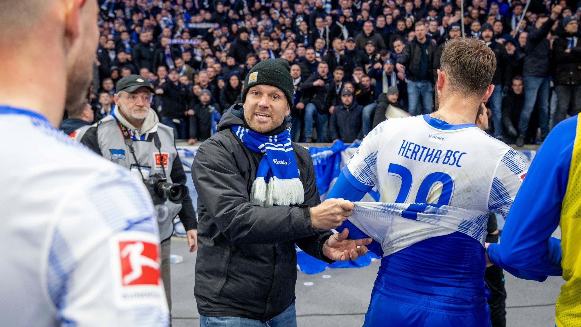 Lucas Tousart (r.) und die Profis von Hertha BSC werden von den Fans aufgefordert, ihre Trikots auszuziehen