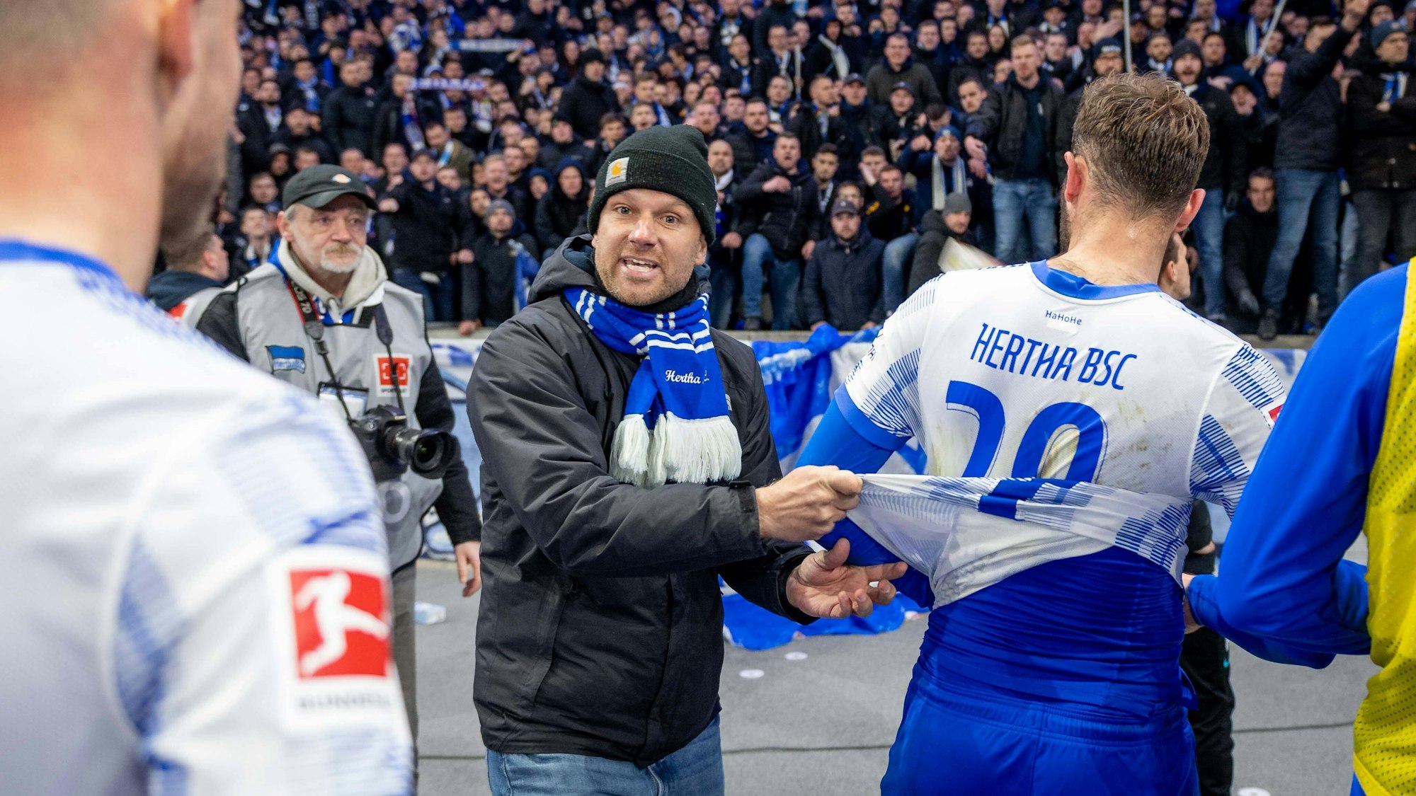 Die Fans von Hertha BSC verlangen, dass die Spieler symbolisch ihre Trikots ausziehen.
