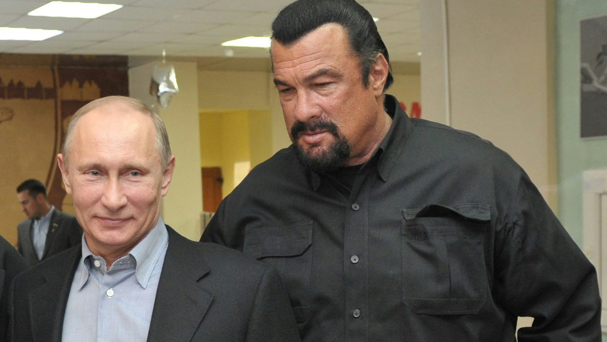 Steven Seagal und Russlands Präsident Putin 2013 in Moskau. Zusammen besuchten sie damals ein Zentrum für Kampfkunst. Seagal war für ein Konzert in Russland.