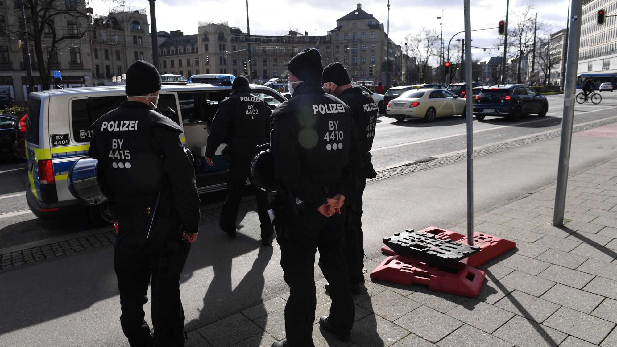 Auf dem Symbolfoto von Februar 2022 stehen Polizisten stehen in der Nähe des Stachus.