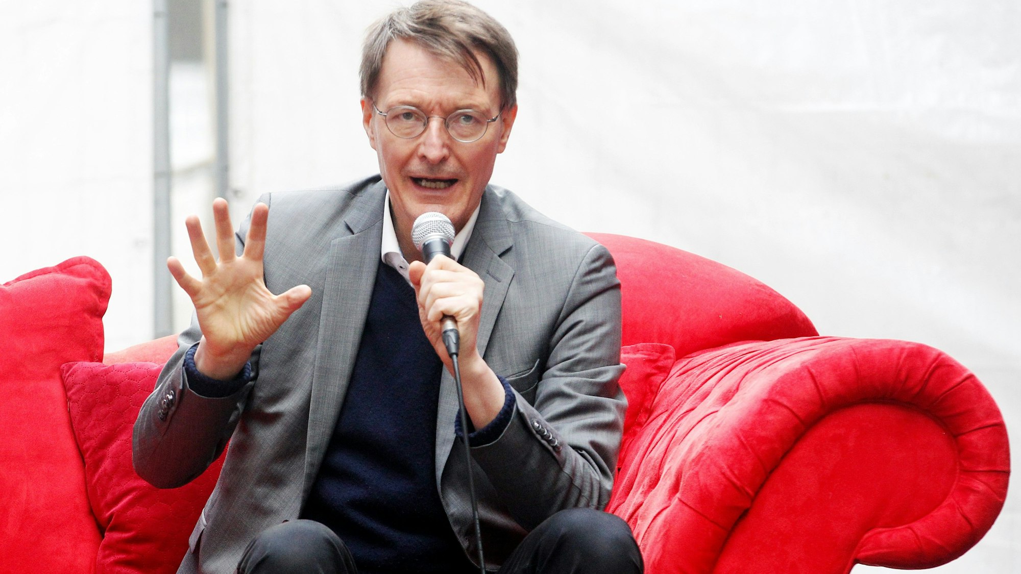 Gesundheitsminister Karl Lauterbach (SPD, hier im April 2022): Er hat Galeria Karstadt Kaufhof GmbH für ein Schild kritisiert.