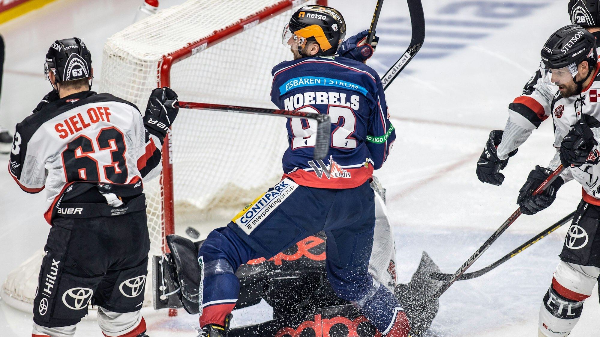 Marcel Nobels trifft zum 1:0 für die Eisbären Berlin gegen die Kölner Haie.
