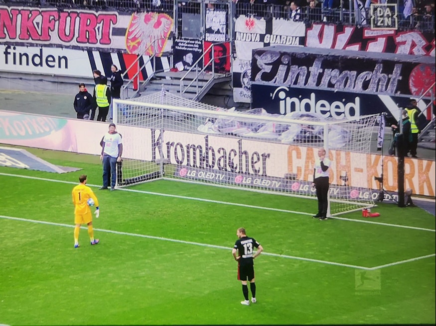 Aktivisten binden sich an den Pfosten des Tores von Eintracht Frankfurt fest.