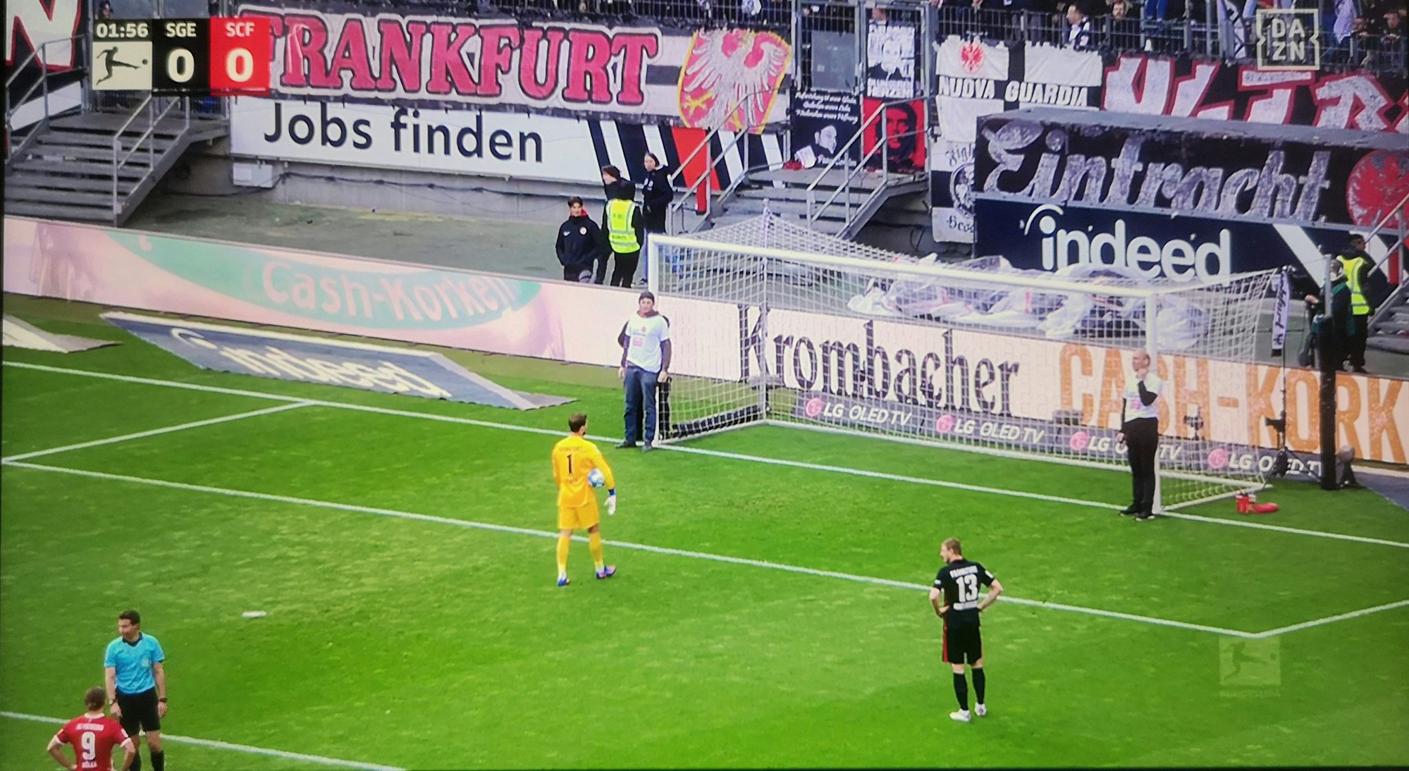 Aktivisten binden sich an den Pfosten des Tores von Eintracht Frankfurt fest.