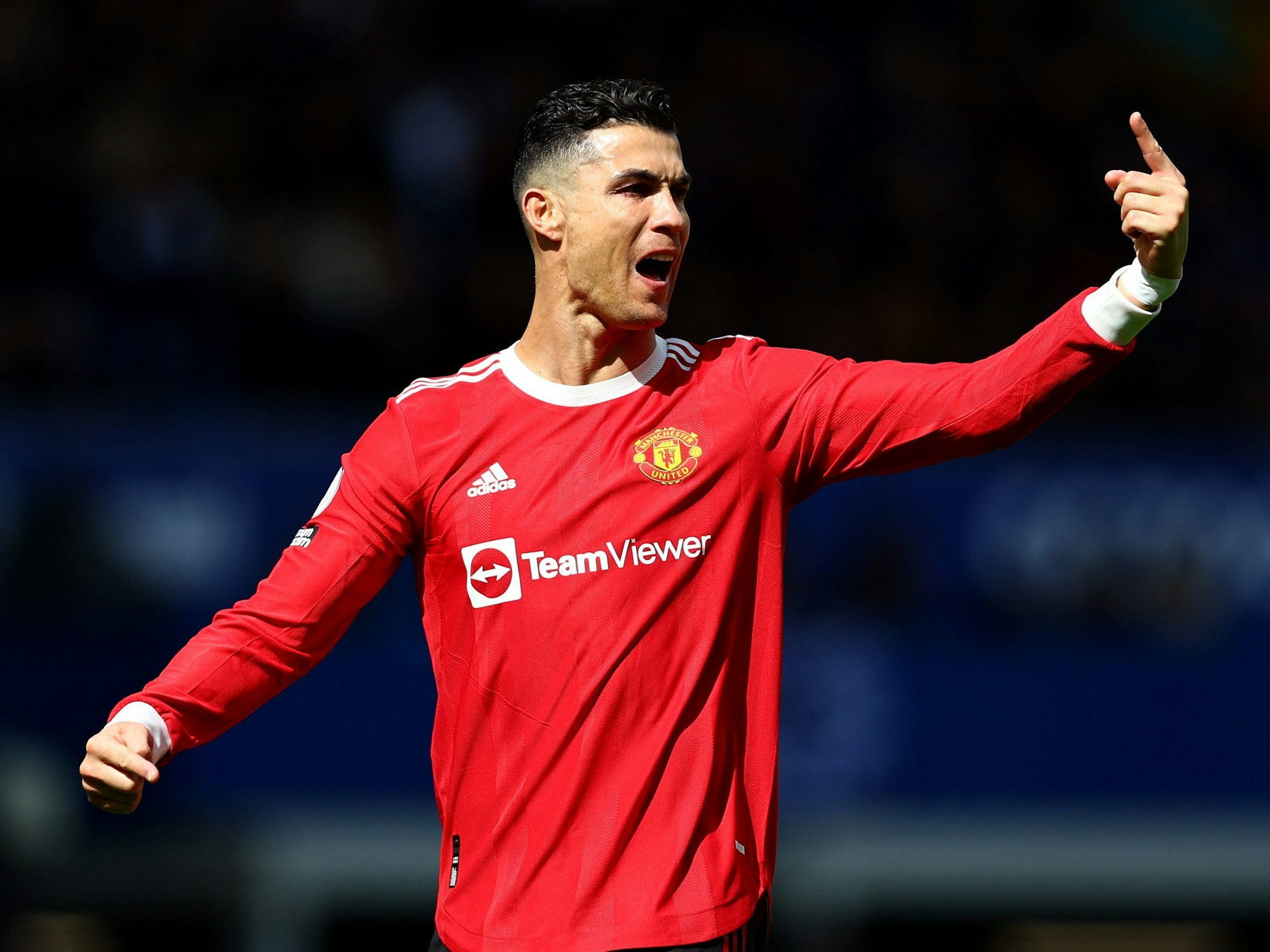 Cristiano Ronaldo gestikuliert während des Spiels von Manchester United beim FC Everton.