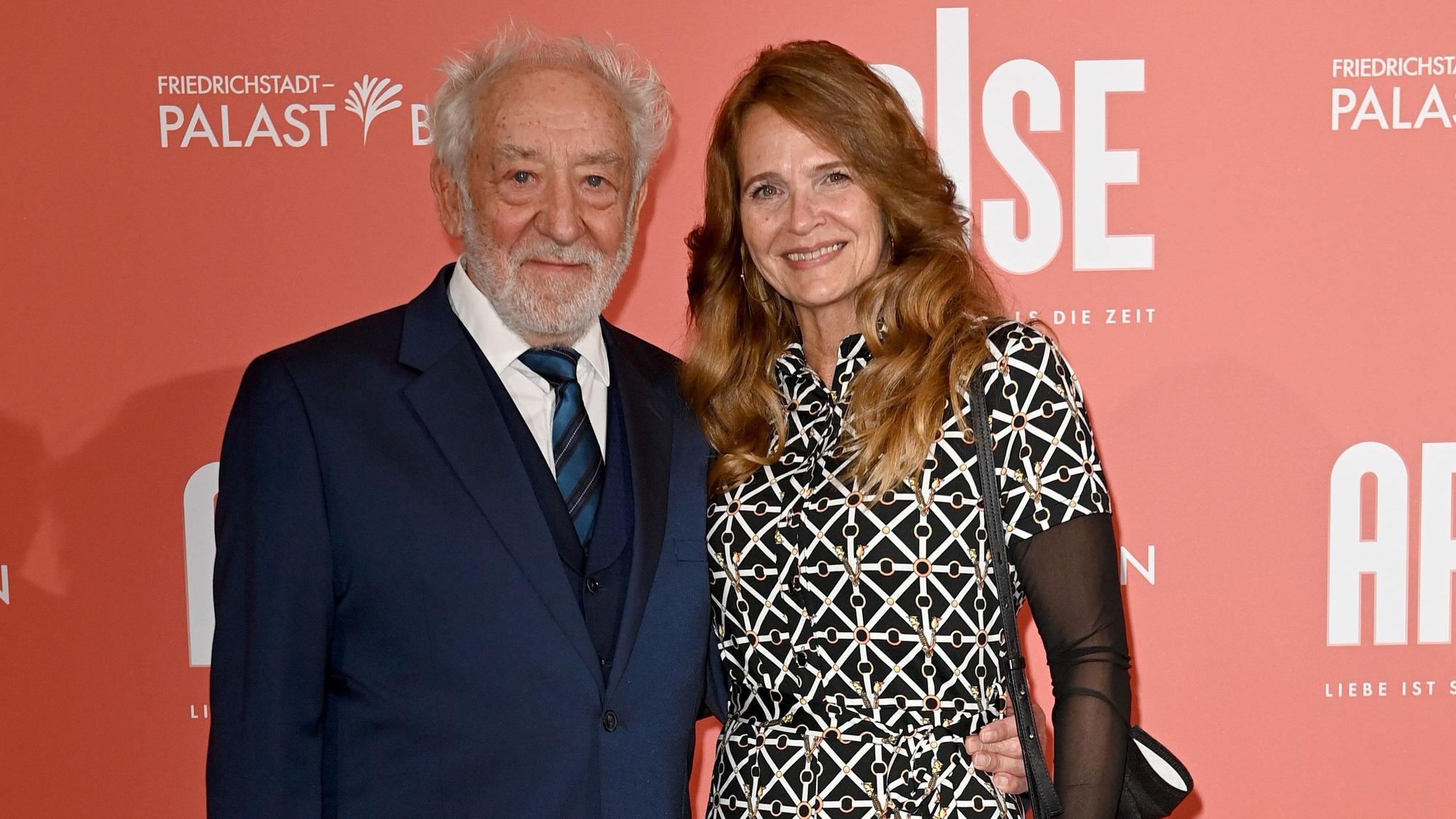 Dieter Hallervorden mit Freundin Christiane Zander kommen zur Premiere der neuen Show «Arise», in den Friedrichstadt-Palast.