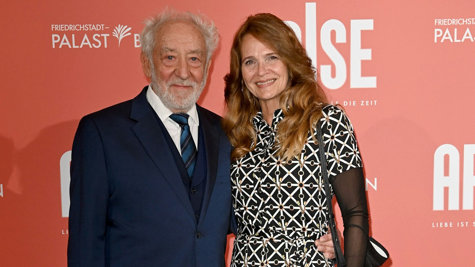 Dieter Hallervorden mit Freundin Christiane Zander kommen zur Premiere der neuen Show «Arise», in den Friedrichstadt-Palast.