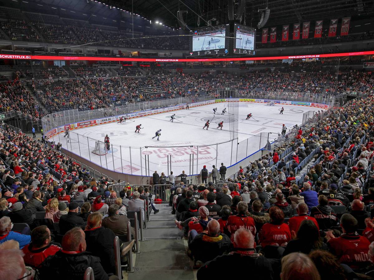 Volle Zuschauerränge in der Lanxess-Arena beim Spiel der Kölner Haie.