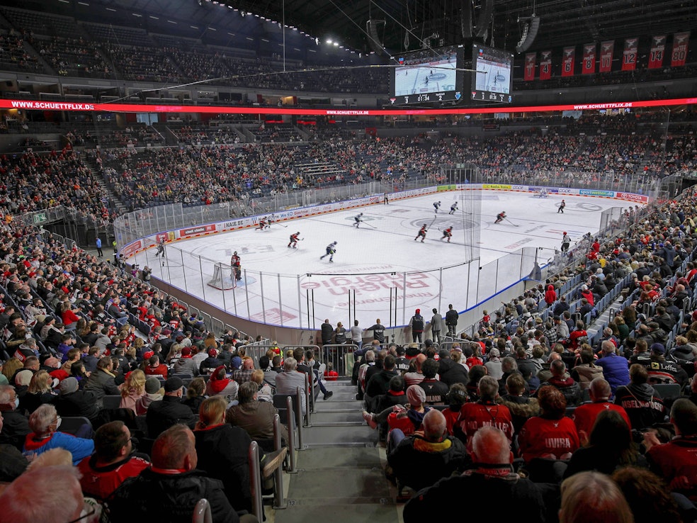 Volle Zuschauerränge in der Lanxess-Arena beim Spiel der Kölner Haie.