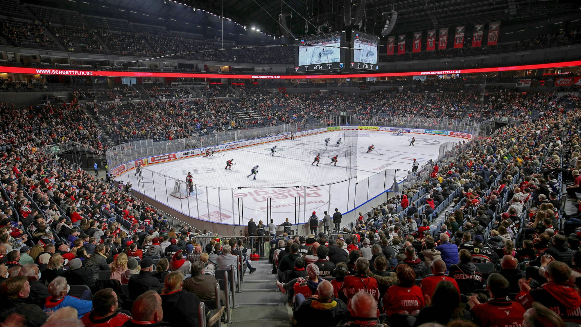 Volle Zuschauerränge in der Lanxess-Arena beim Spiel der Kölner Haie.