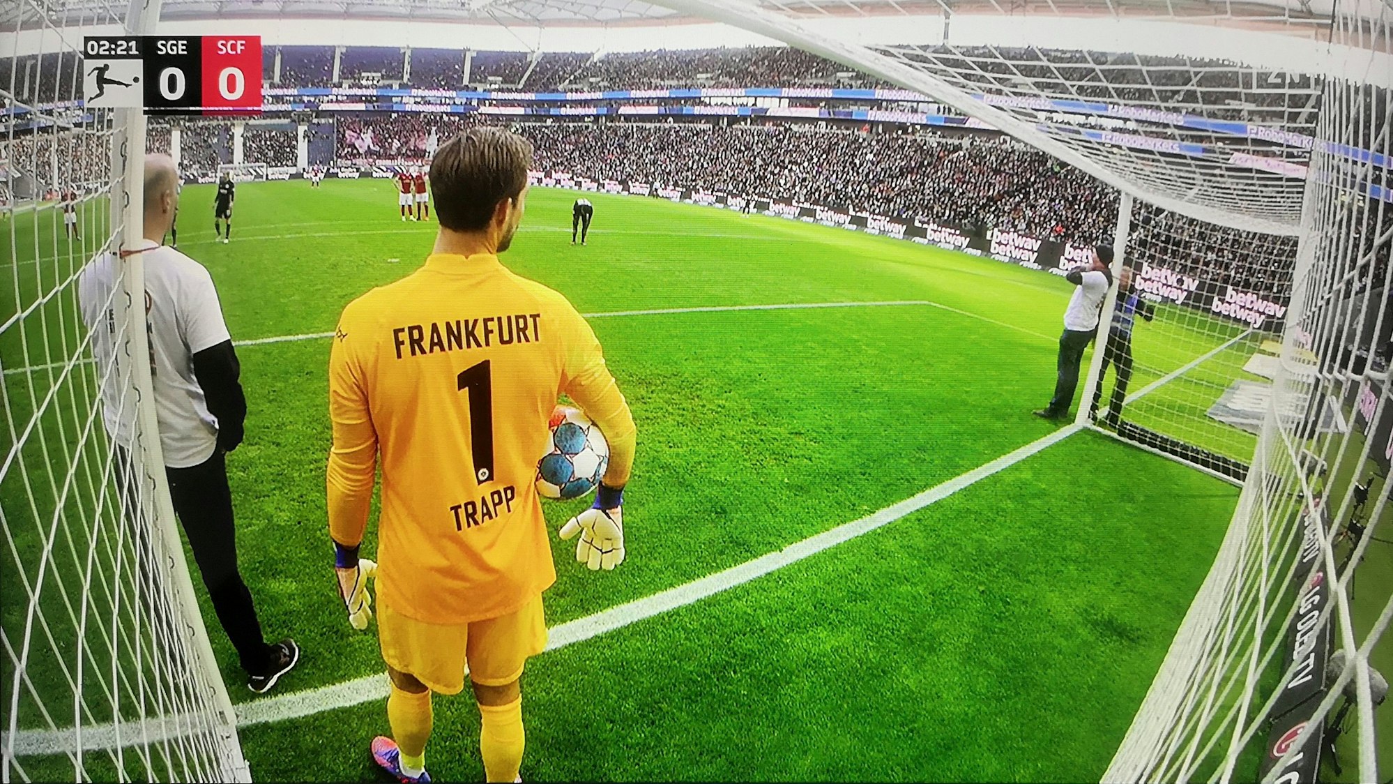 Aktivisten binden sich an den Pfosten des Tores von Eintracht Frankfurt fest.