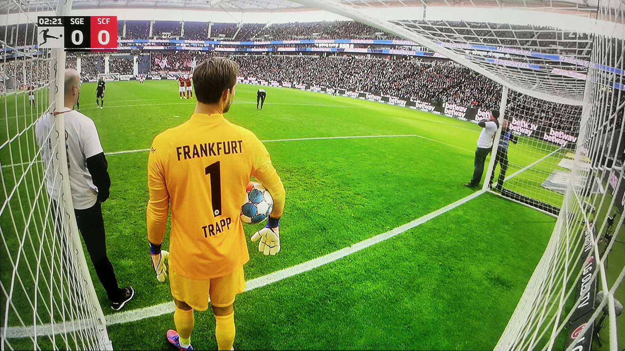 Aktivisten binden sich an den Pfosten des Tores von Eintracht Frankfurt fest.