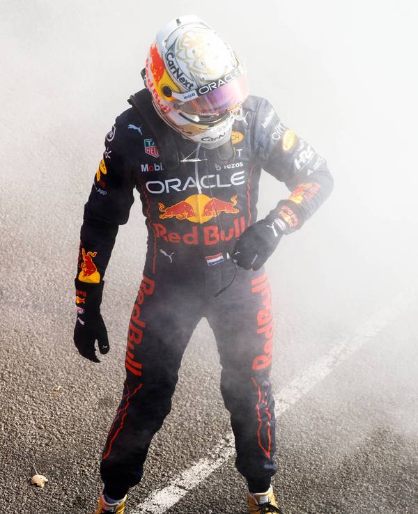 Max Verstappen steht nach seinem Aus beim Großen Preis von Australien neben seinem Red-Bull-Boliden.