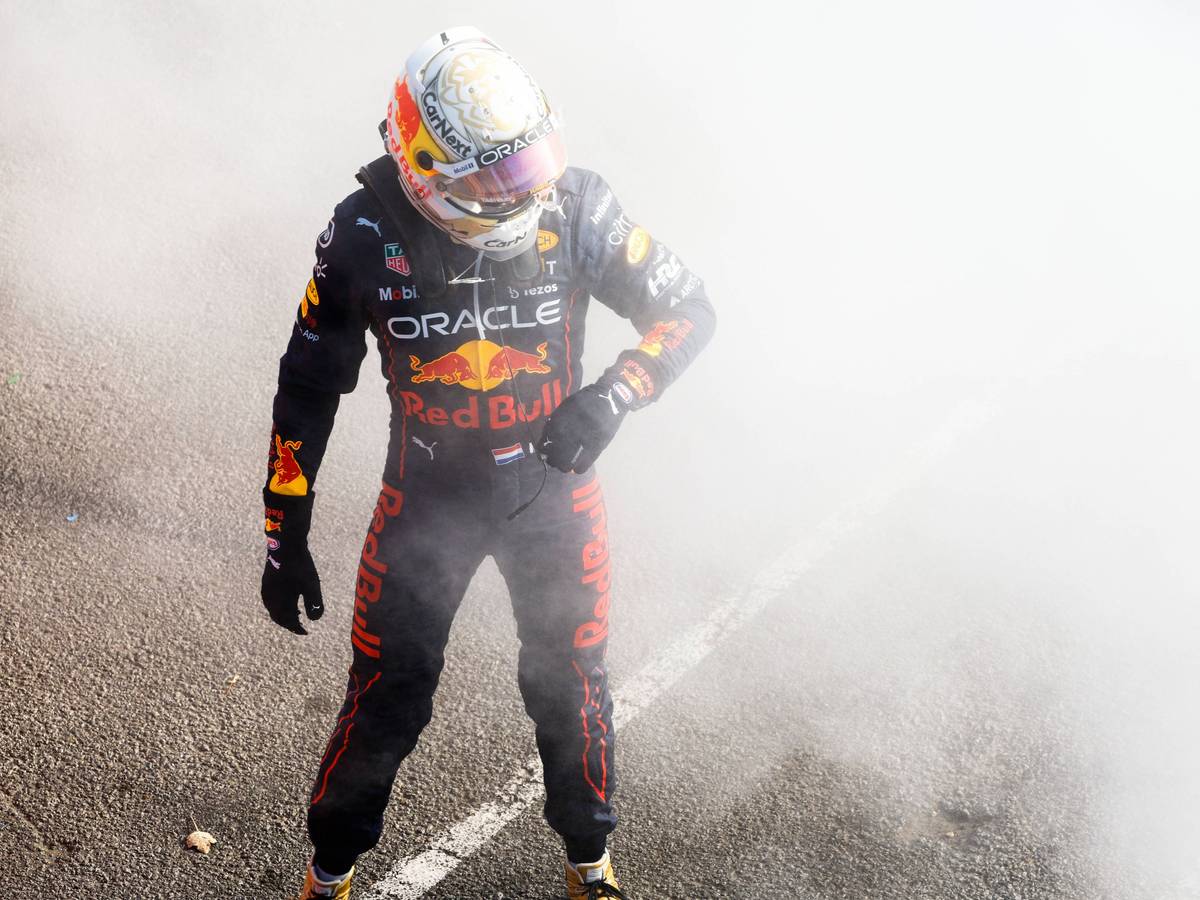 Max Verstappen steht nach seinem Aus beim Großen Preis von Australien neben seinem Red-Bull-Boliden.