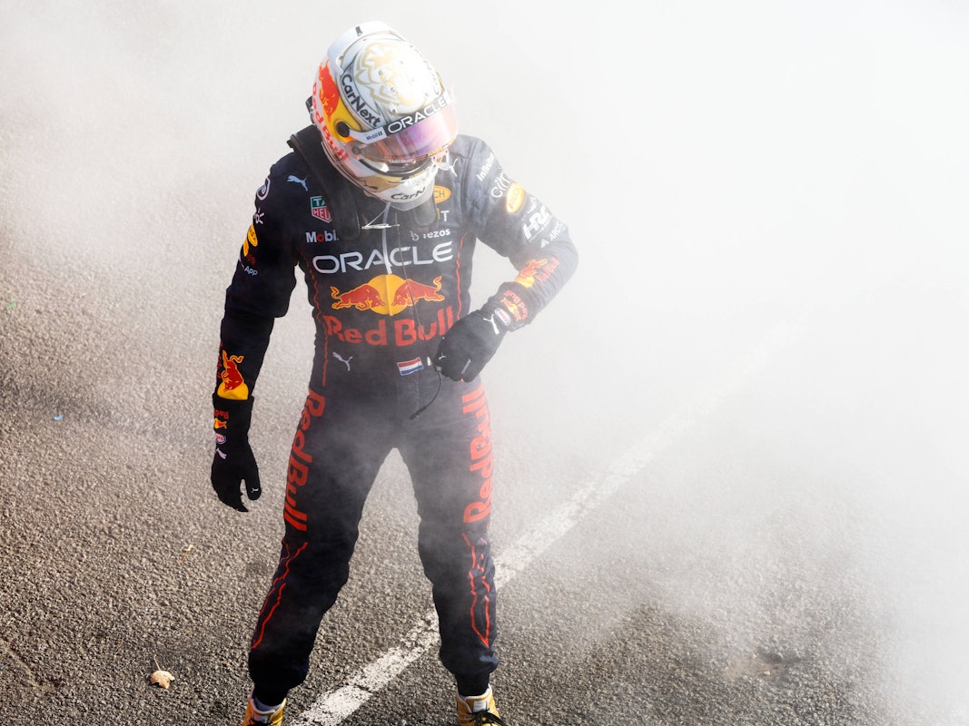 Max Verstappen steht nach seinem Aus beim Großen Preis von Australien neben seinem Red-Bull-Boliden.